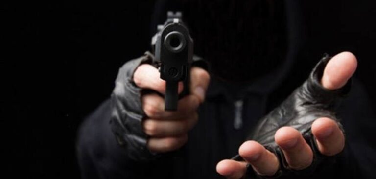 Violento asalto en Envigado: fleteros disparan a mujer y roban 2 Millones