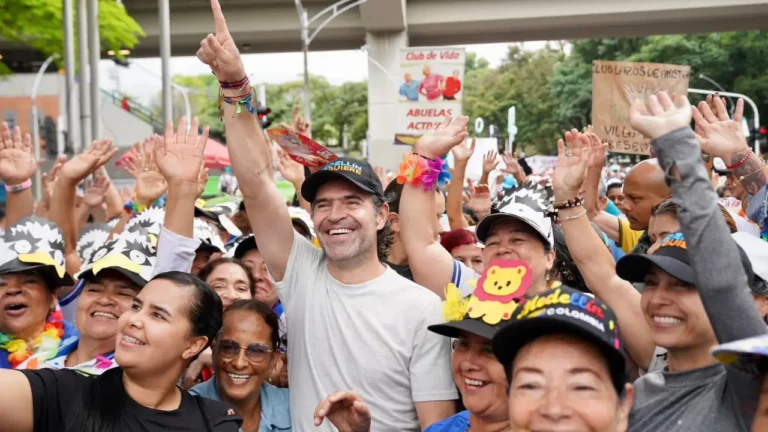 “A esta hora nadie se ha levantado con alegría”: asistente a la caminata del mes del ‘Adulto Mayor’ en Medellín