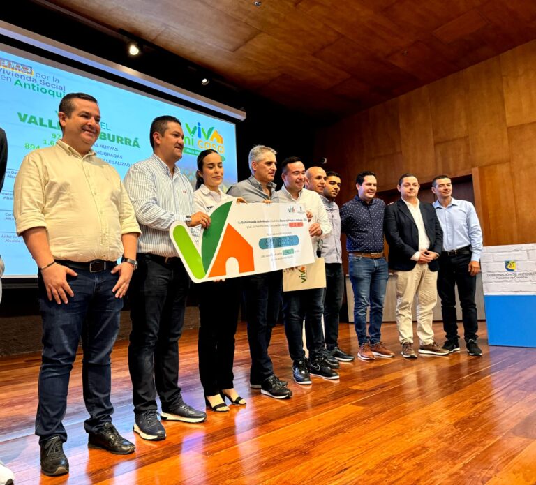 Alcalde de Girardota, Kevin Bernal, firma convenio para mejoramiento de 115 viviendas