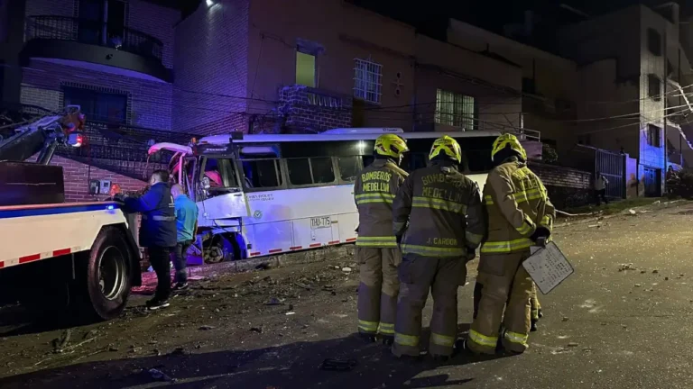 Dos personas murieron en Manrique tras el choque de dos buses y dos taxis