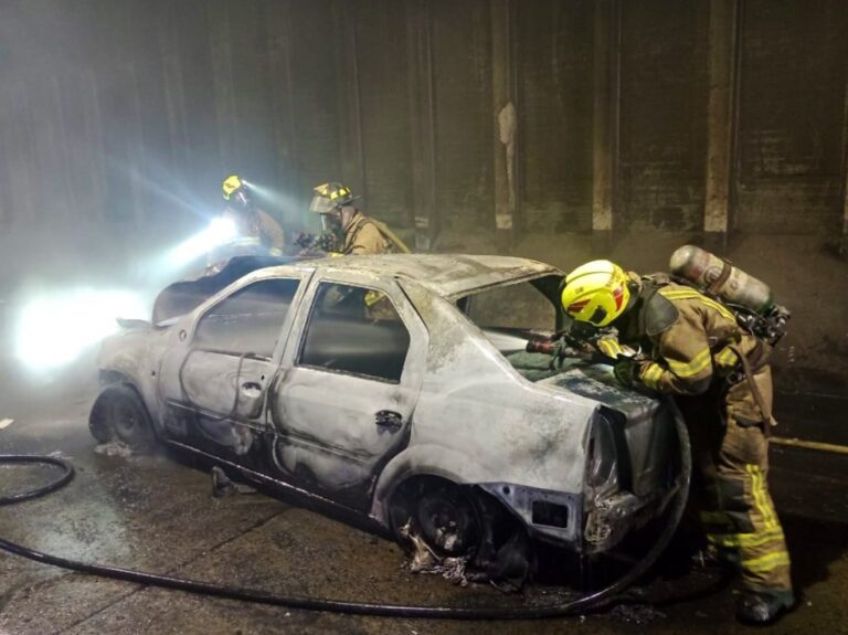 ¡Qué susto! Carro se incendió en soterrado de los puentes