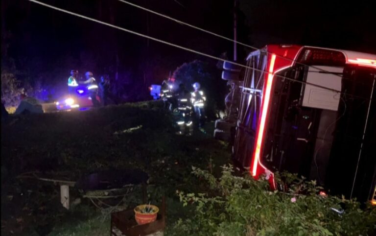 Volcamiento de un bus dejó 4 personas lesionadas en la vía a Llanos de Cuivá