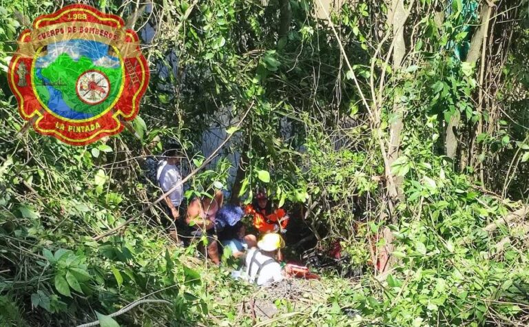 Vehículo en el que viajaba una familia casi cae al río Cauca