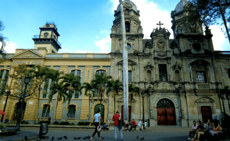 ¿Por qué visitar la Plazuela de San Ignacio, una joya en el centro de Medellín?